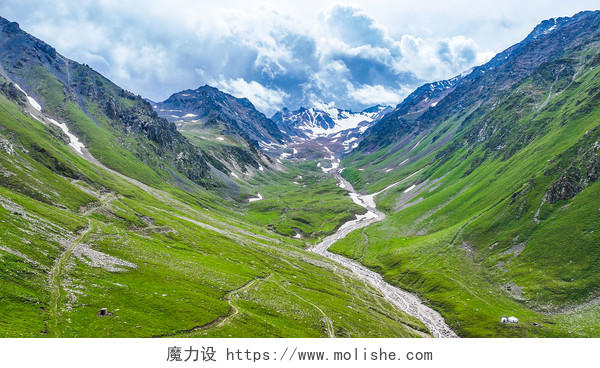 新疆雪山峡谷草原风光